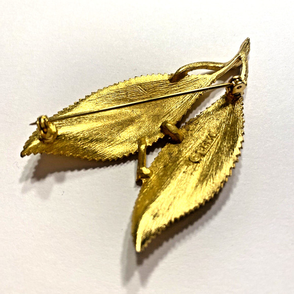 BSK Goldtone Brooch Vintage Mid Century Designer Jewelry Leaf Shape Textured Pin - Picture 6 of 8